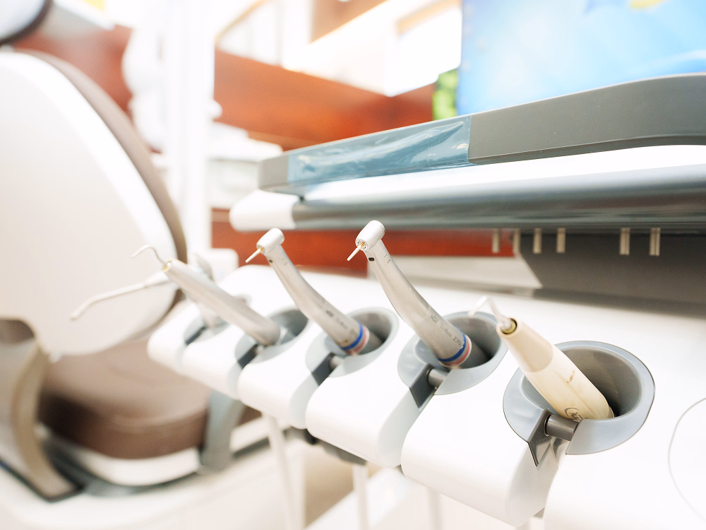 歯科治療ユニットに並ぶタービンやハンドピースなどの器具