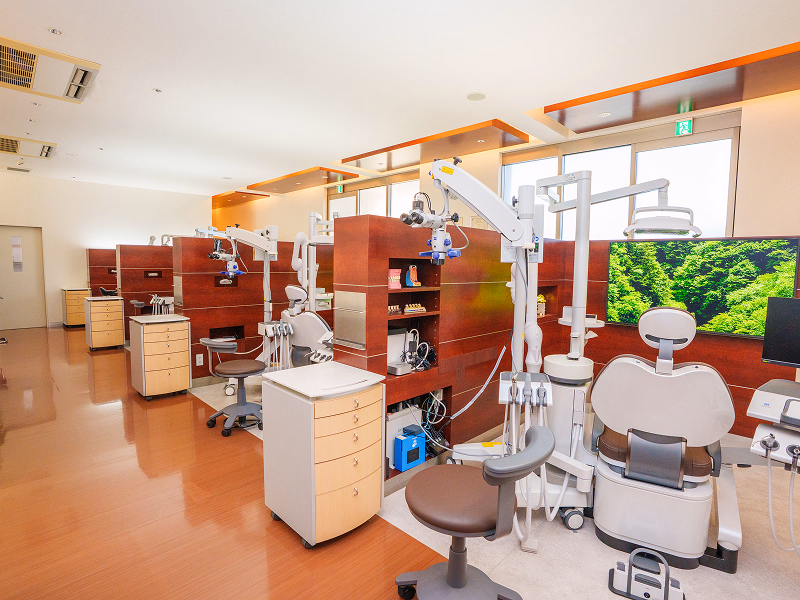 複数の診療ユニットが並ぶ広い歯科診療室の内観