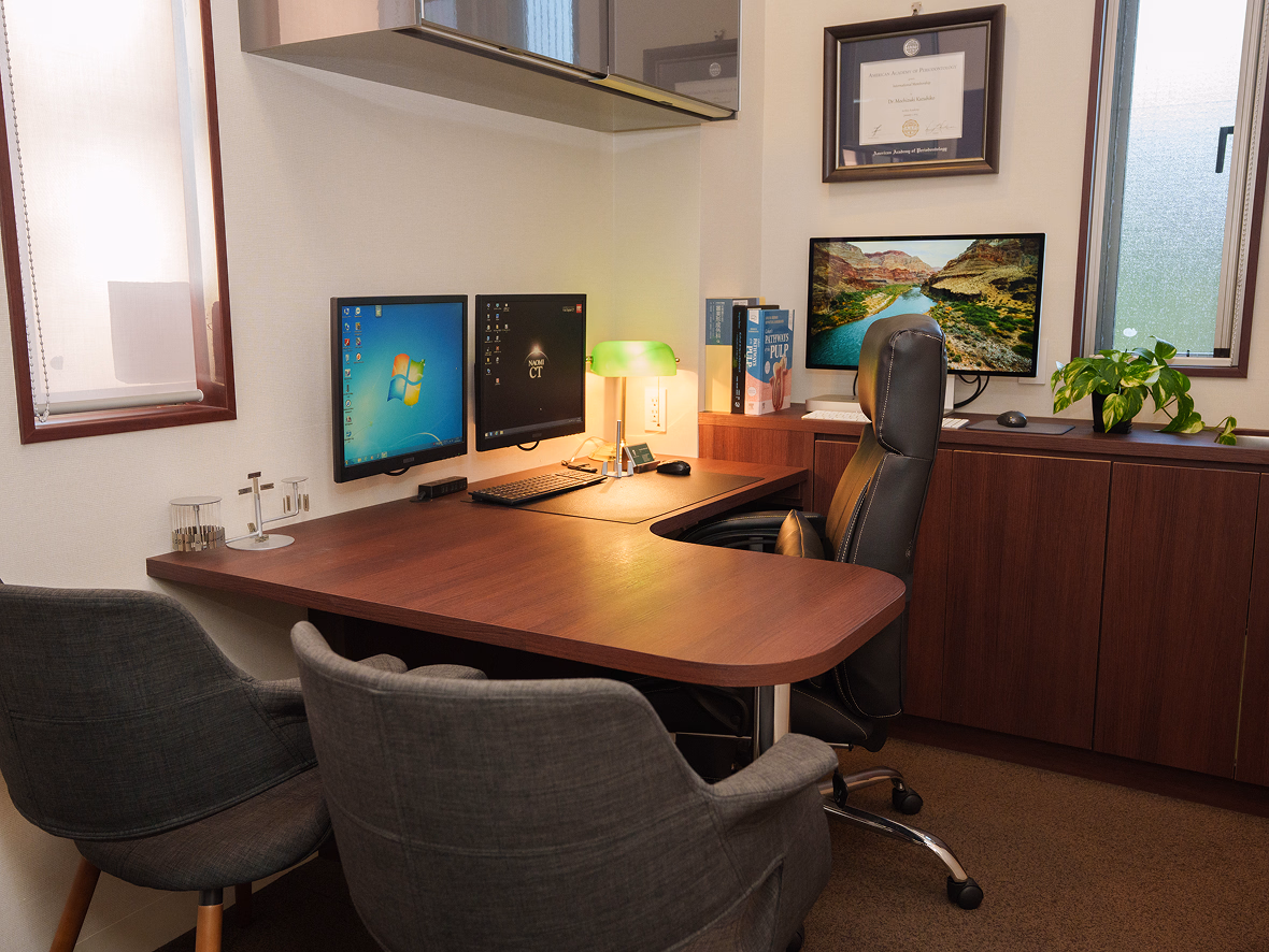 歯科医師による説明やカウンセリングを行うデスクとモニターが並ぶ相談室