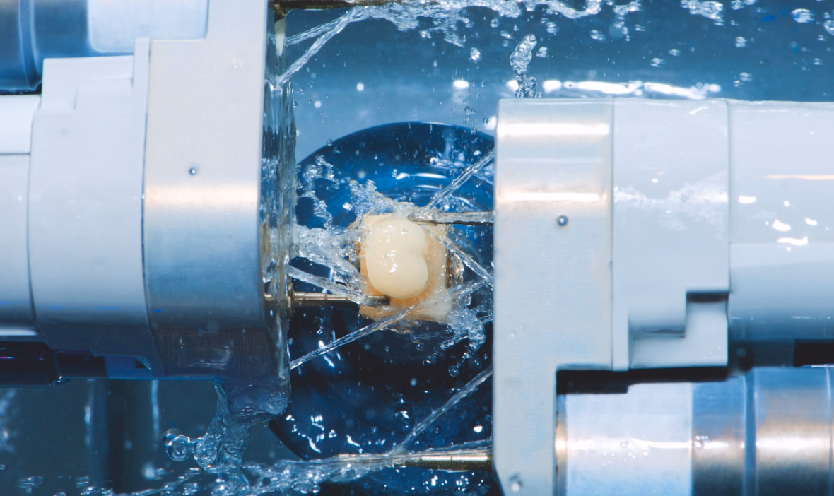 セラミックの詰め物や被せ物を加工するミリングマシンの動作シーン