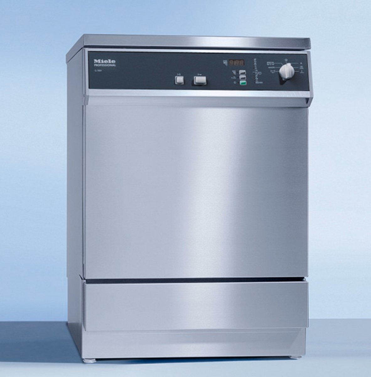 歯科用または医療用の洗浄消毒器。金属製の外装を持ち、器具の消毒に使用される。