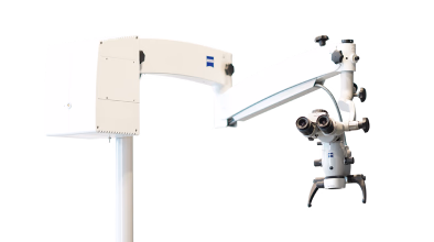 医療用の手術顕微鏡。アームに取り付けられた高精度な光学レンズを持つ。