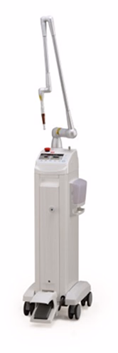 医療用レーザー装置。縦長の本体に操作パネルとアームが取り付けられている。