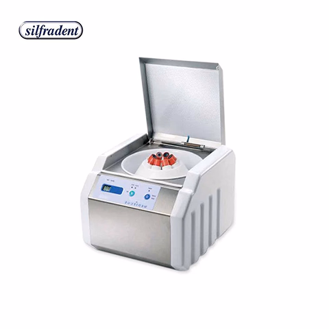 医療または歯科用の遠心分離機。サンプルチューブがセットされている。