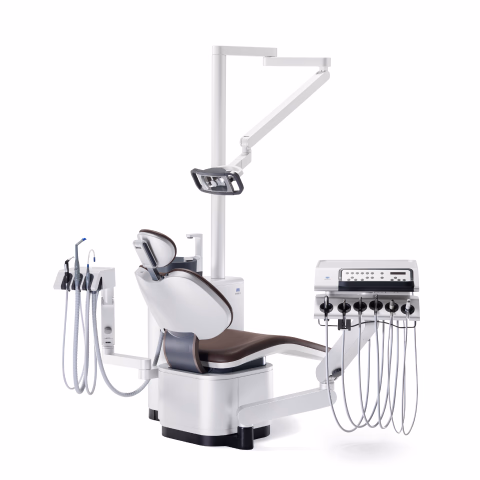 歯科ユニットチェア。治療用の椅子と複数のハンドピース、照明器具を備えている。