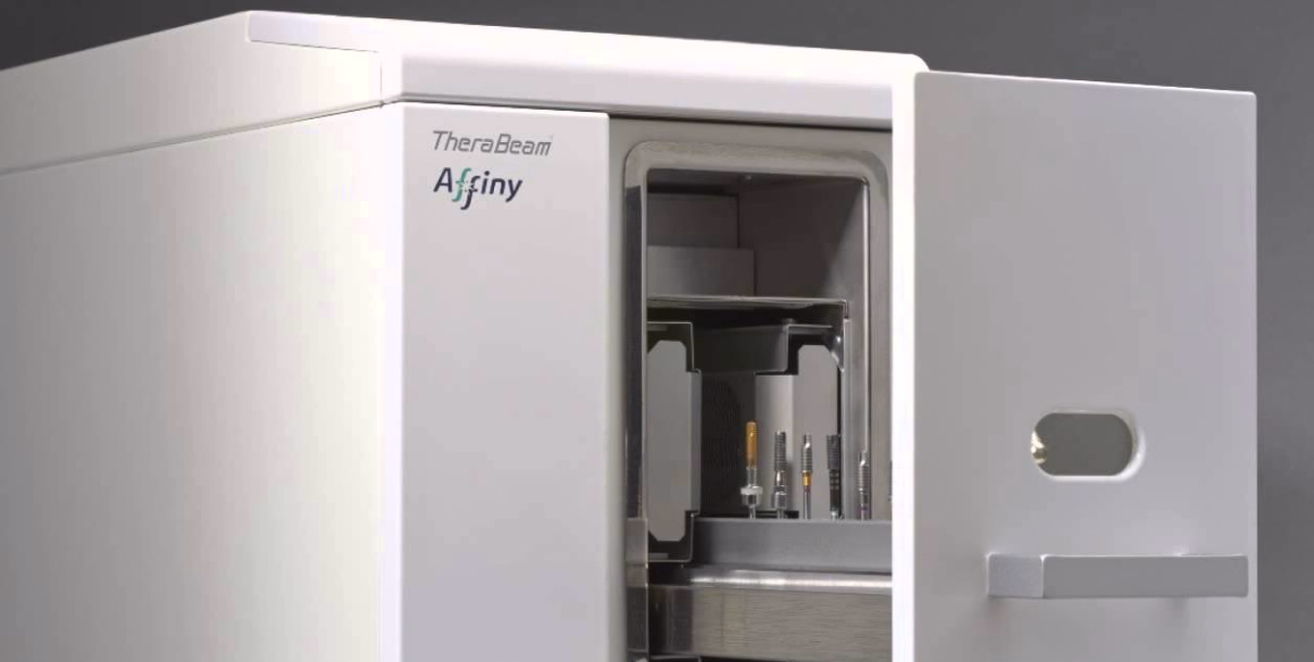 歯科用3Dプリンター NAOMI-CT と隣に設置されたスキャナー機器