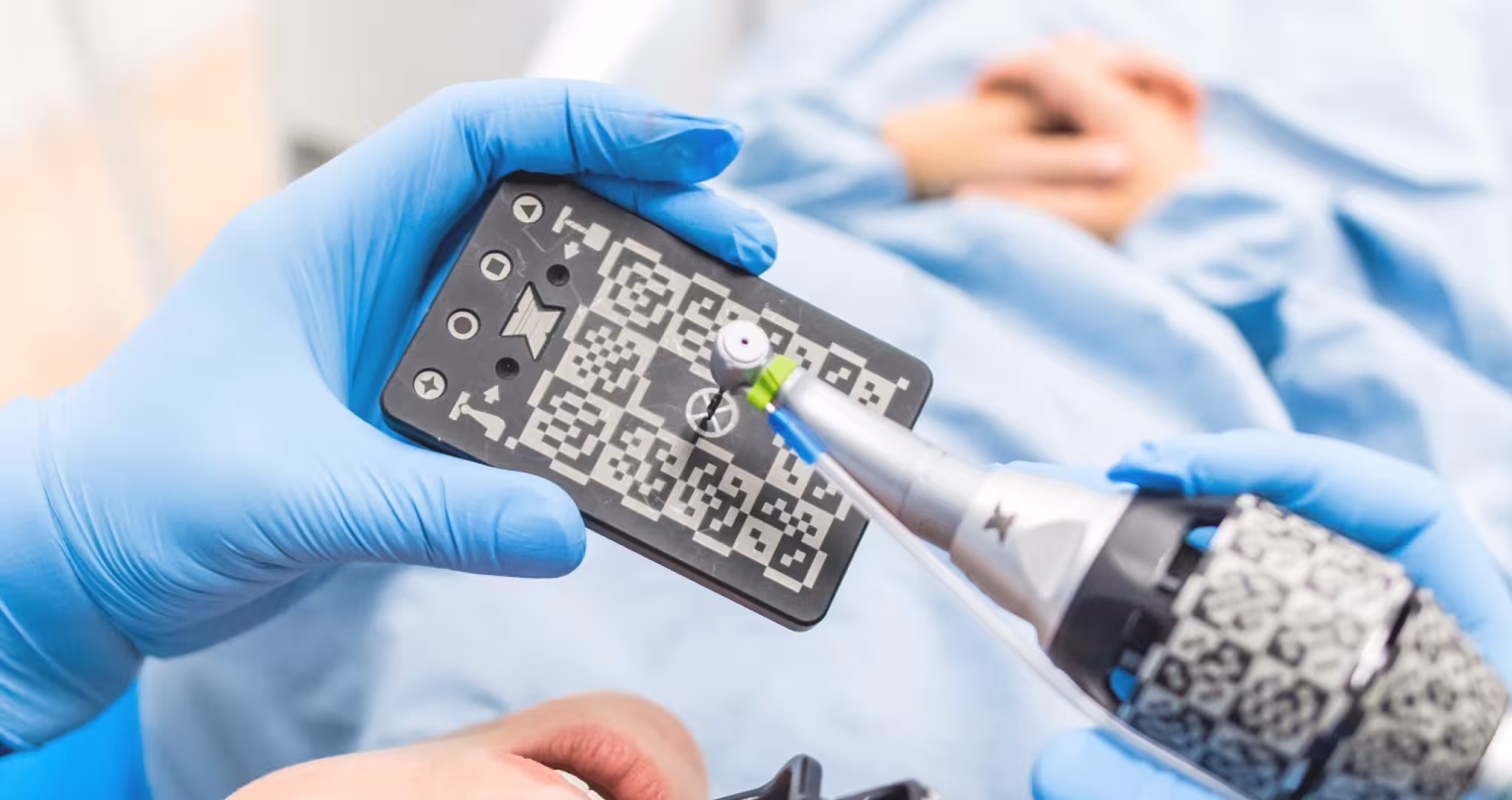 歯科用ナビゲーションシステムでドリル位置を確認している歯科医師の手元