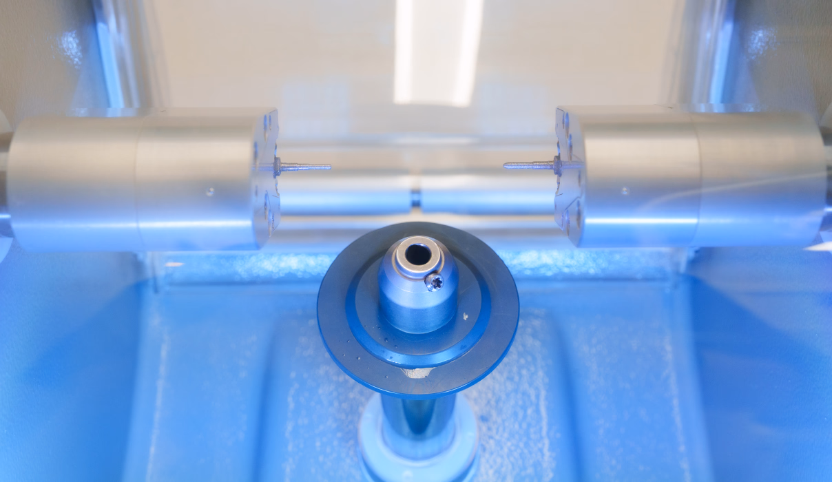 歯科用ミリングマシンの加工ユニット内部