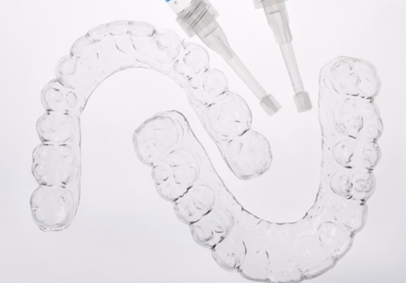 自宅用ホワイトニングに使うマウスピーストレーとホワイトニングジェルのセット。